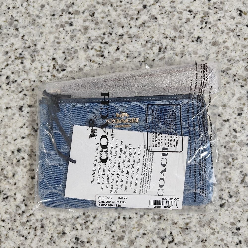 Coach Corner Zip Wristlet In Signature Denim (blue)